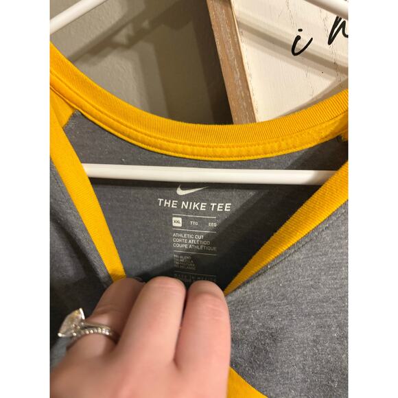 Nike Women’s Iowa Hawkeyes XXL 3/4 Sleeve Tshirt - Picture 2 of 3